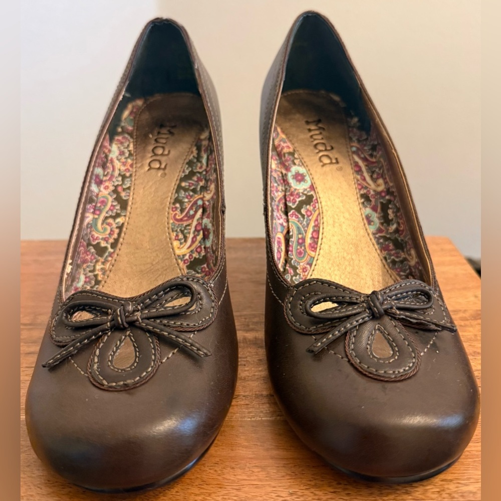 Women's Mudd Allyson Brown Bow-Accent Leather Heels